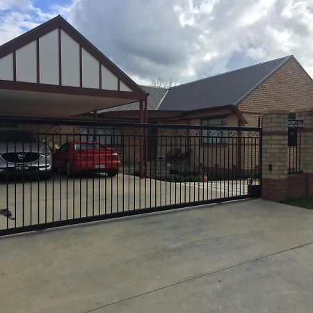 Modern, Private And Close To Town. Albury Bagian luar foto
